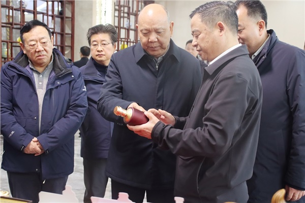 省領(lǐng)導(dǎo)李建中深入沅陵酒業(yè)調(diào)研，助力產(chǎn)業(yè)高質(zhì)量發(fā)展。                                                